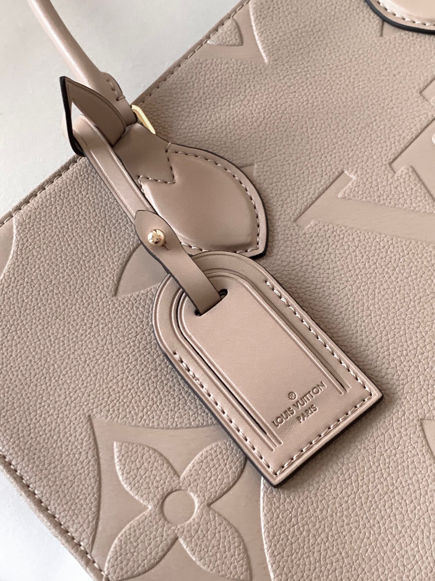 Louis Vuitton OnTheGo MM M46601 Gray Louis Vuitton OnTheGo MM M46601 Gray