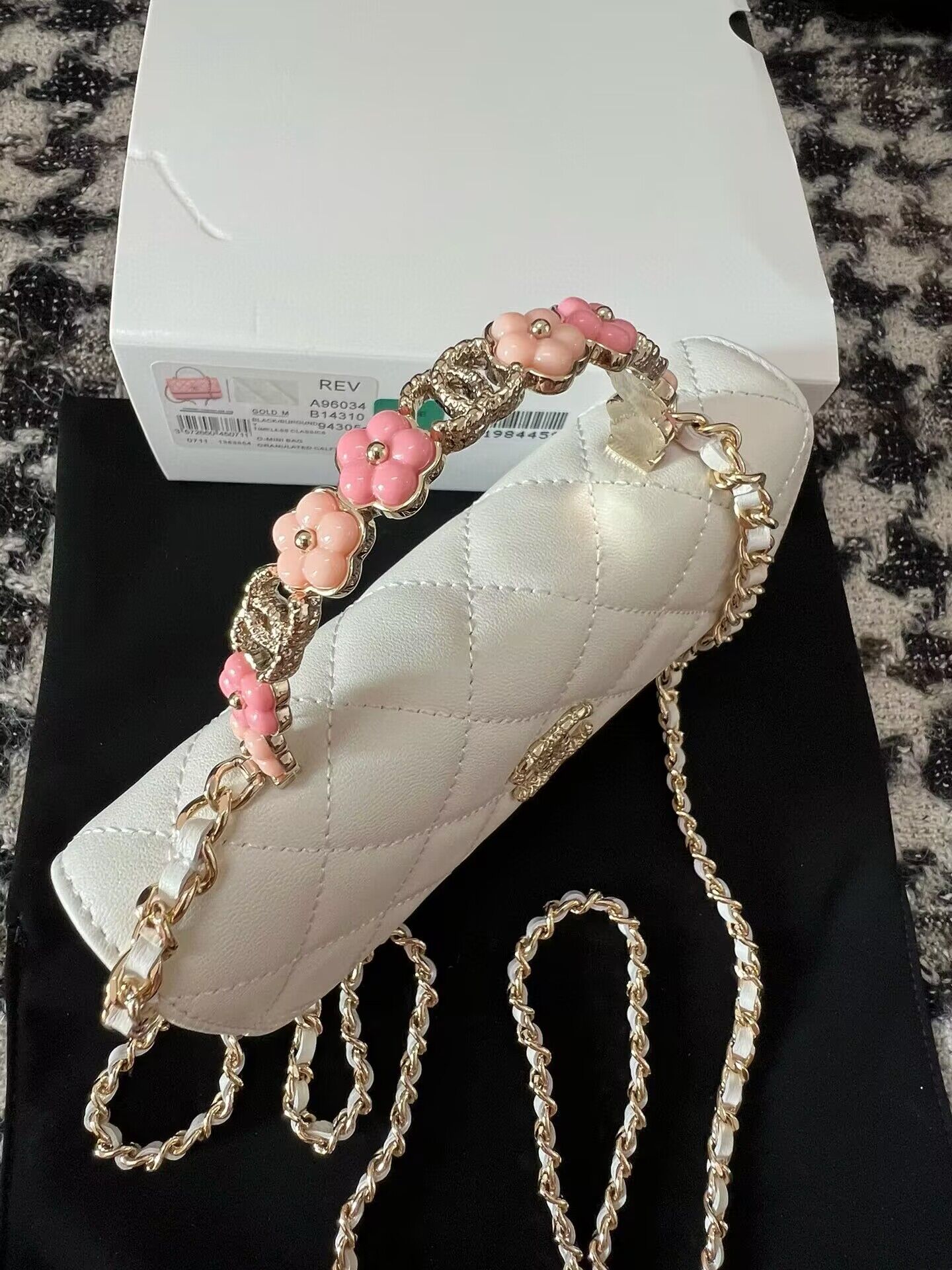 Chanel Flower Patterns Casual Style Lambskin Blended Fabrics 96034 White Chanel Flower Patterns Casual Style Lambskin Blended Fabrics 96034 White