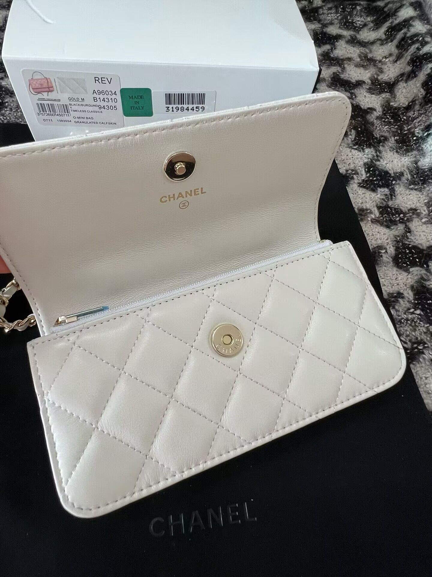 Chanel Flower Patterns Casual Style Lambskin Blended Fabrics 96034 White Chanel Flower Patterns Casual Style Lambskin Blended Fabrics 96034 White