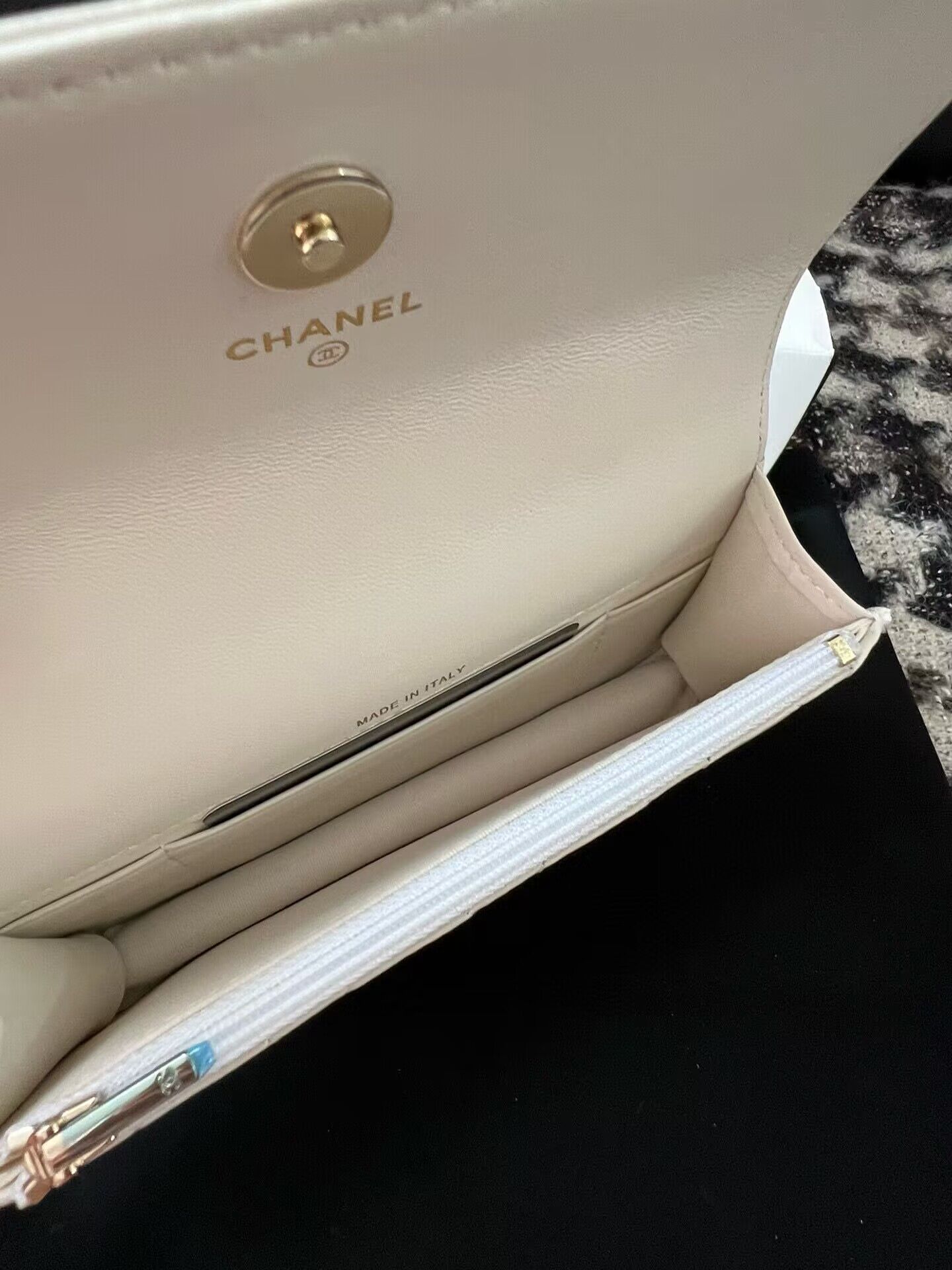 Chanel Flower Patterns Casual Style Lambskin Blended Fabrics 96034 White Chanel Flower Patterns Casual Style Lambskin Blended Fabrics 96034 White