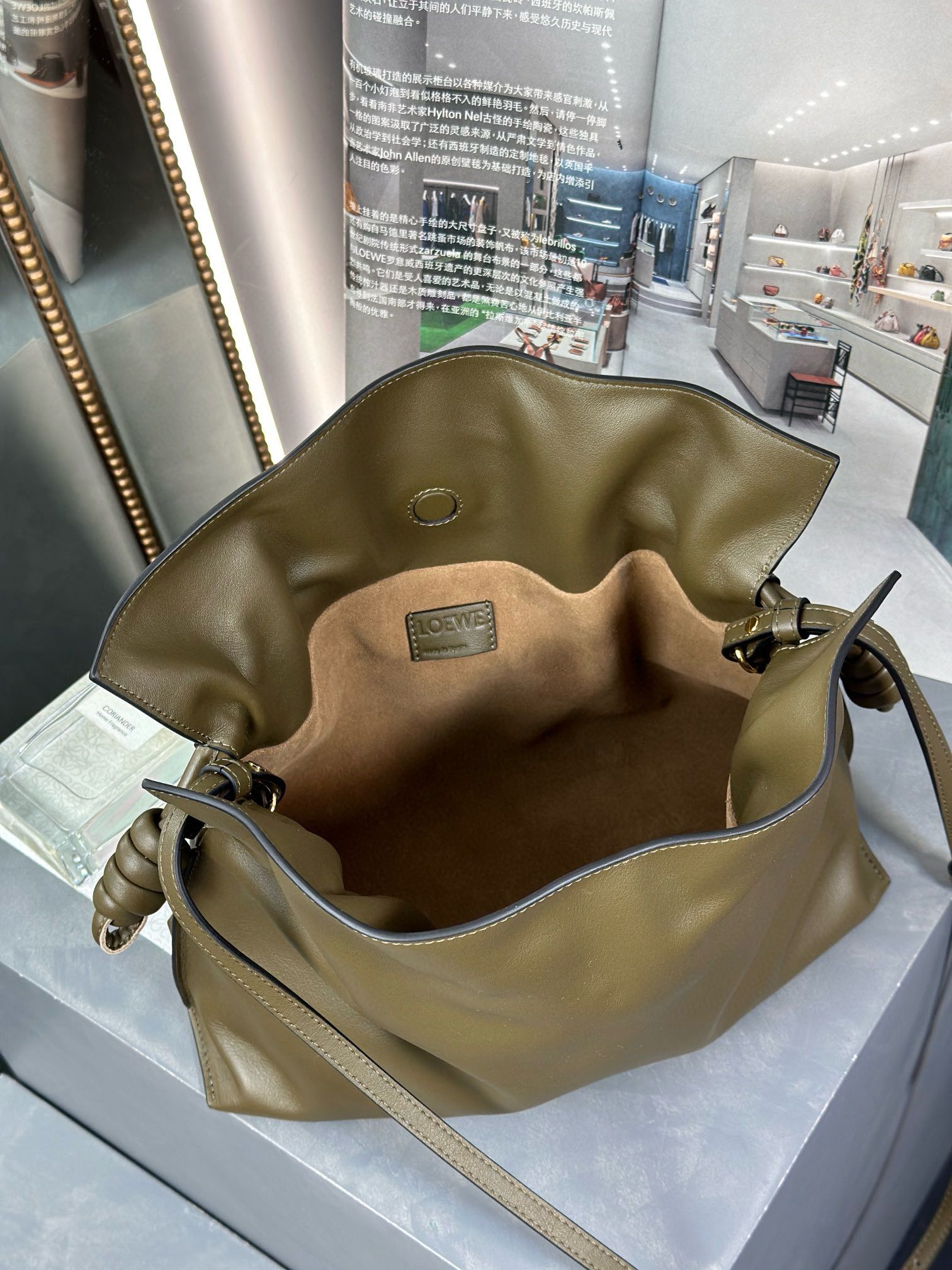 Loewe Flamenco Clutch Bag Original Leather LE0556 Khaki green Loewe Flamenco Clutch Bag Original Leather LE0556 Khaki green