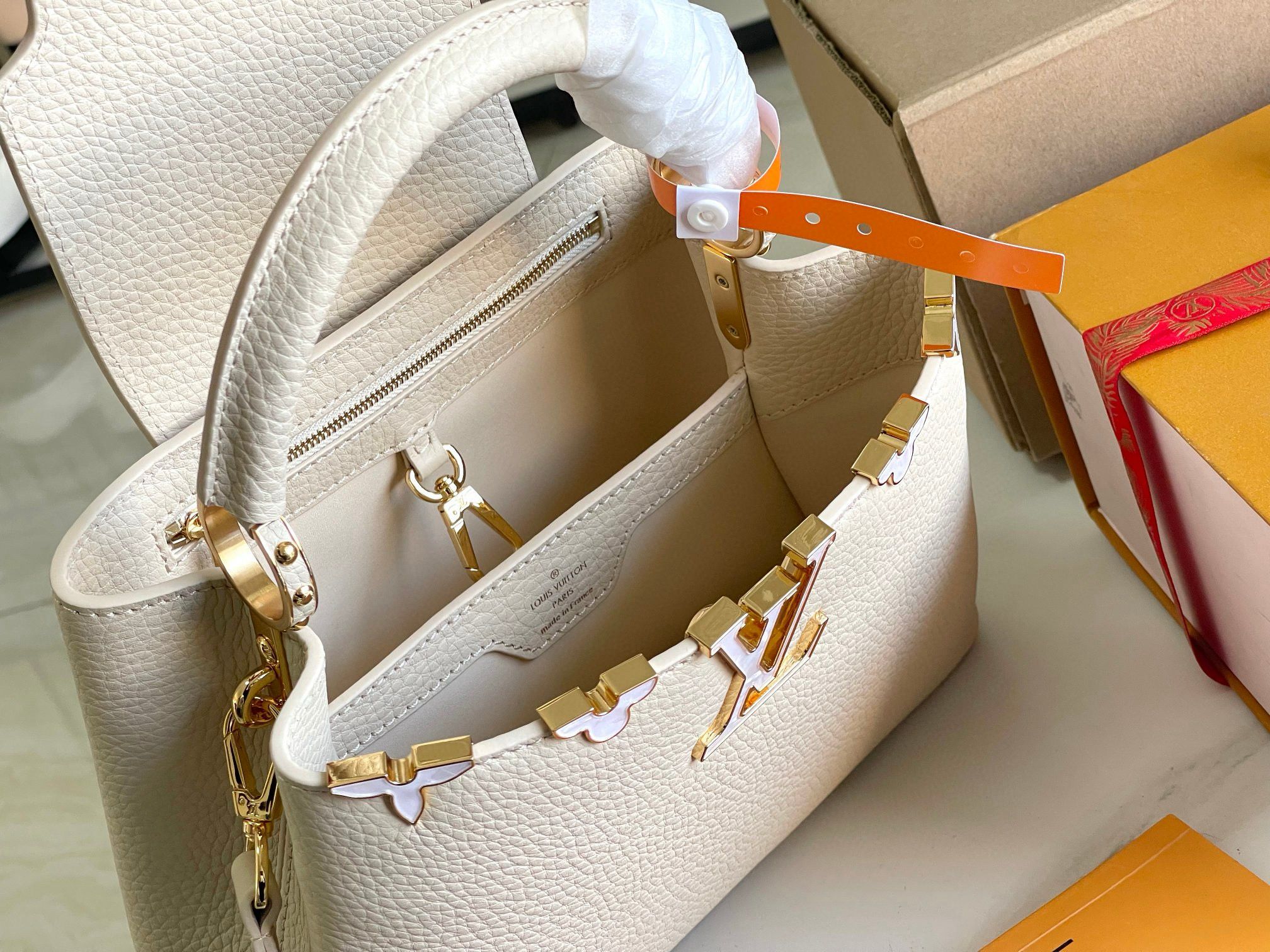 Louis Vuitton Capucines BB Mother Pearl Logo M23766 Off-white Louis Vuitton Capucines BB Mother Pearl Logo M23766 Off-white