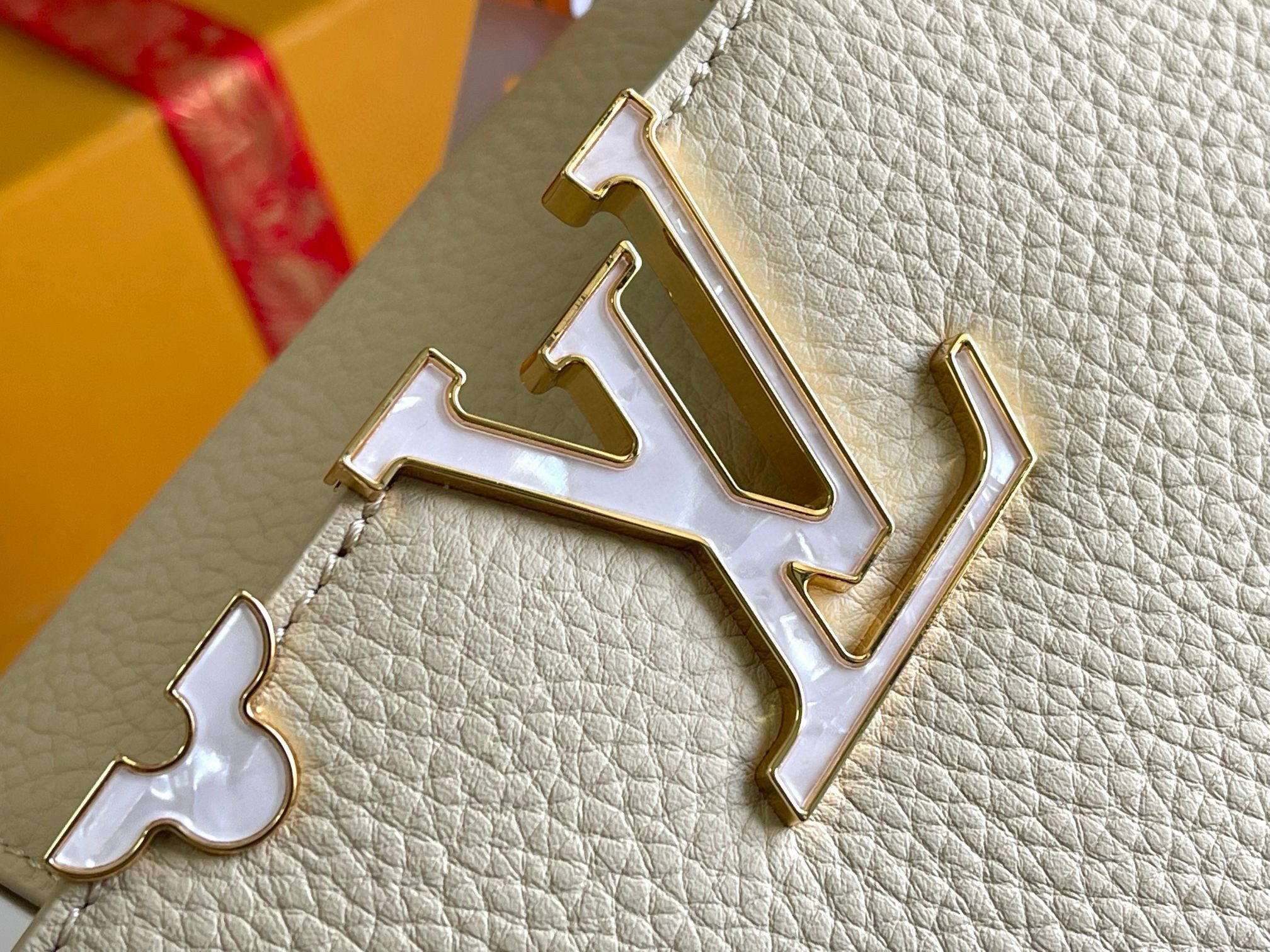 Louis Vuitton Capucines BB Mother Pearl Logo M23766 Off-white Louis Vuitton Capucines BB Mother Pearl Logo M23766 Off-white