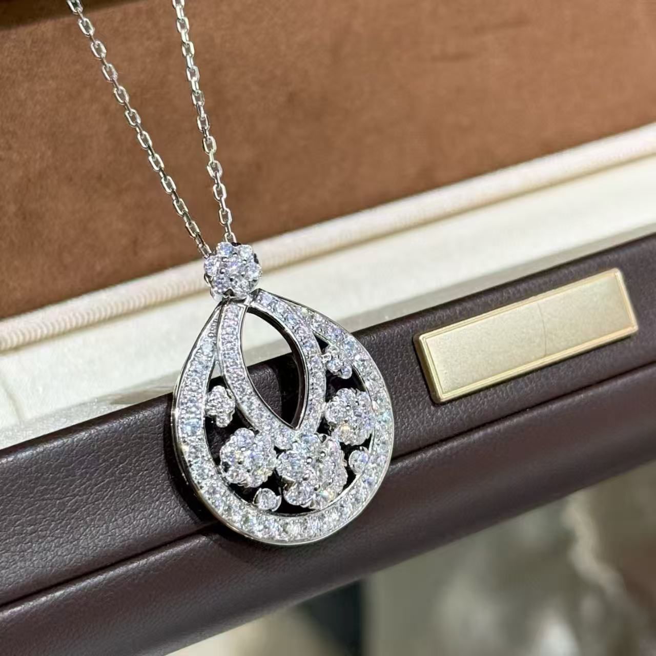 Van Cleef & Arpels necklace VCA80109 Van Cleef & Arpels necklace VCA80109