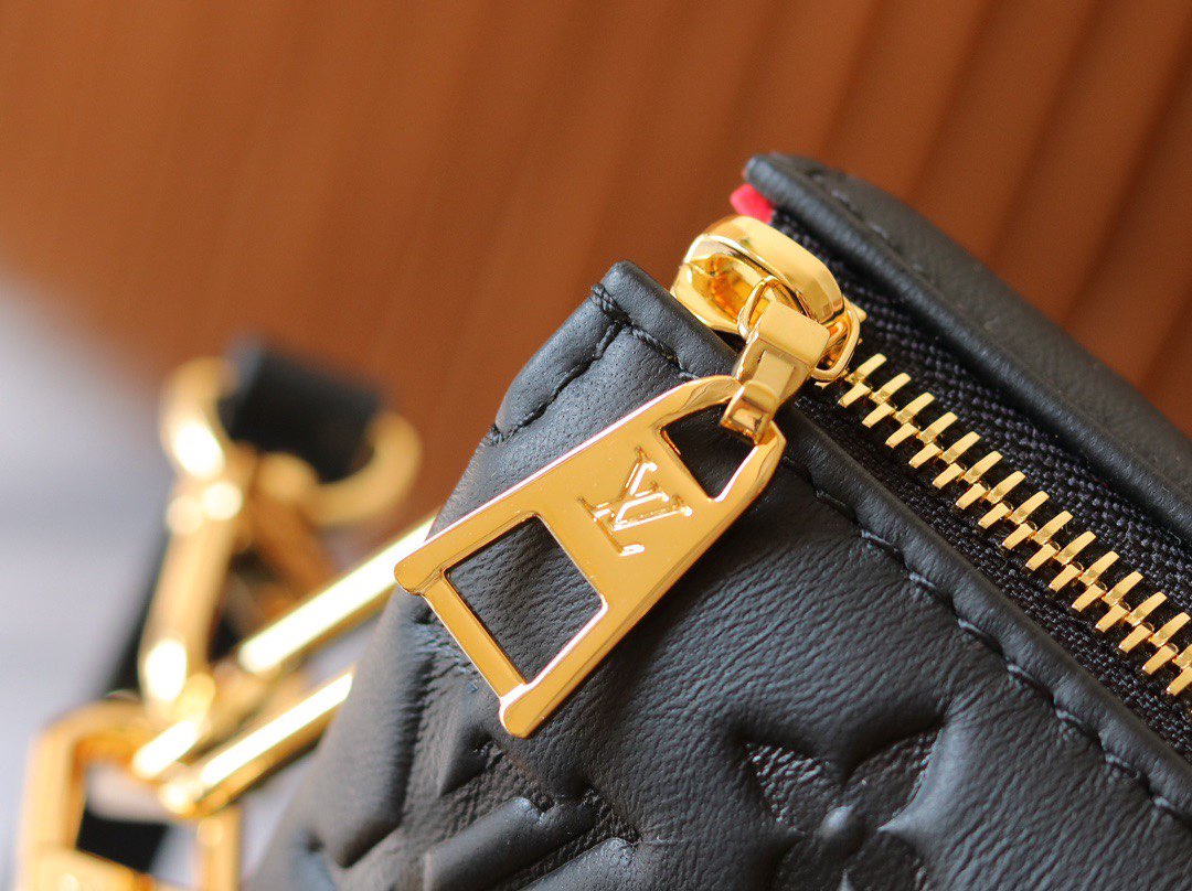 Louis Vuitton Original Leather SKI Coussin BB M20547 Black Gold-Tone Louis Vuitton Original Leather SKI Coussin BB M20547 Black Gold-Tone