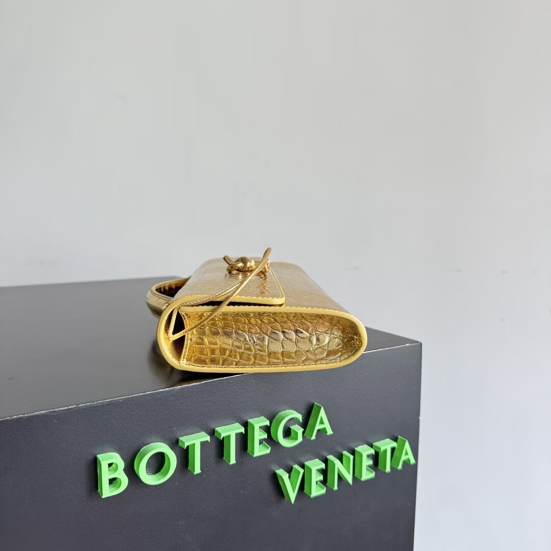 Bottega Veneta Long Clutch Andiamo With Handle alligator leather 741511 Gold Bottega Veneta Long Clutch Andiamo With Handle alligator leather 741511 Gold