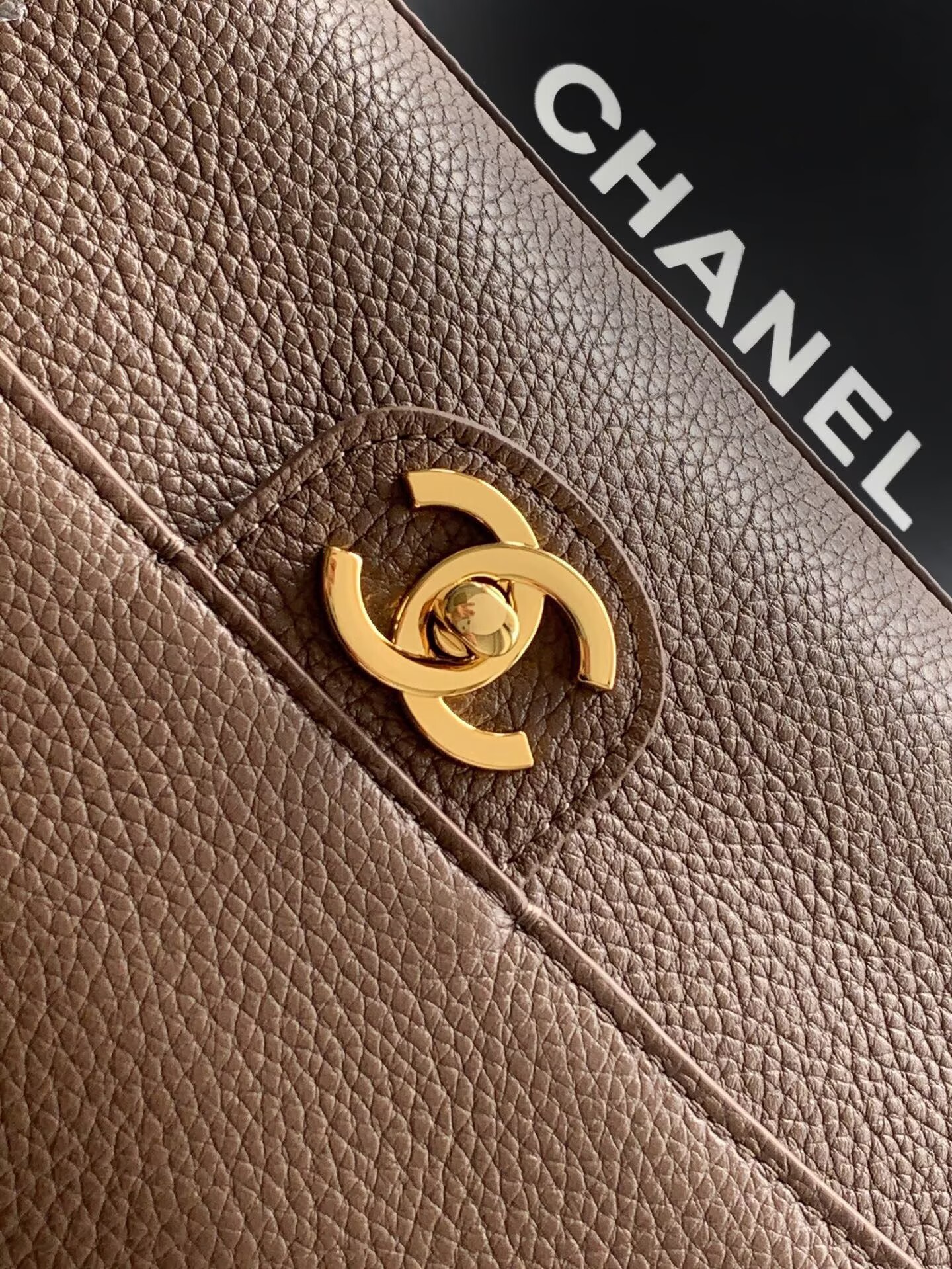 Chanel SPRING SUMMER 2026 MAXI FLAP BAG Grained Calfskin & Gold-Tone Metal AS6231 Brown Chanel SPRING SUMMER 2026 MAXI FLAP BAG Grained Calfskin & Gold-Tone Metal AS6231 Brown