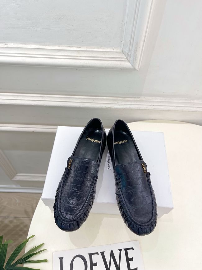 Yves saint Laurent LE LOAFER supple in shiny leather 818908-8 Yves saint Laurent LE LOAFER supple in shiny leather 818908-8