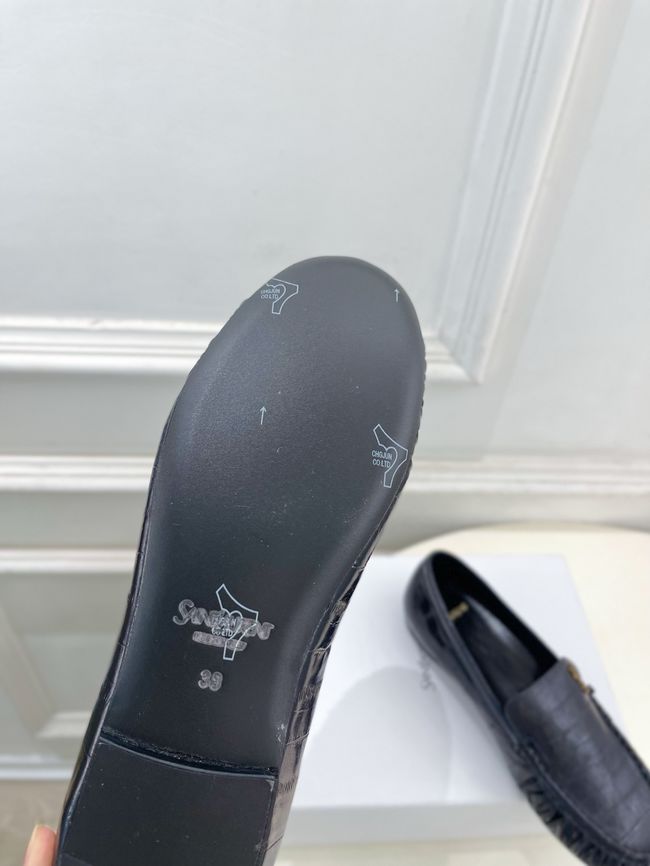 Yves saint Laurent LE LOAFER supple in shiny leather 818908-8 Yves saint Laurent LE LOAFER supple in shiny leather 818908-8
